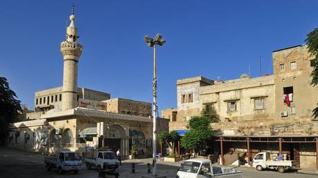 Сирия обвинила Израиль в ракетных ударах возле российской базы - RT World News