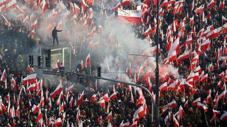 СМОТРЕТЬ Массовый польский марш, в котором с помощью ПРАВИТЕЛЬСТВА использовалась лазейка для обхода запрета на Covid - RT World News