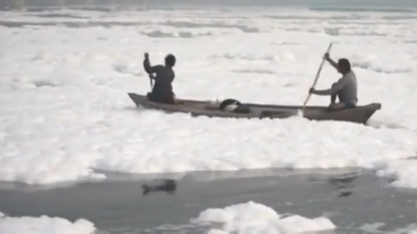 Токсичная пена покрывает реку Дели, из которой пьют (ВИДЕО) - RT World News