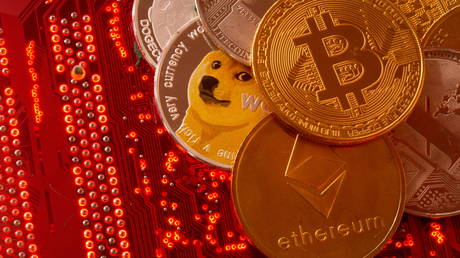 Торговля криптовалютой ЗАПРЕЩЕНА для мусульман, согласно правилам религиозного совета крупнейшей исламской страны - RT World News