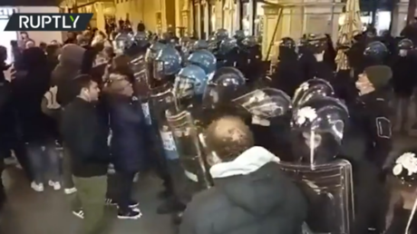 Тысячи людей по всей Италии хотят, чтобы пропуск Covid Green Pass был отменен (ВИДЕО) - RT World News