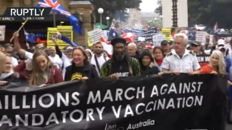 Тысячи наводняют улицы в знак осуждения вакцины (ВИДЕО) - RT World News