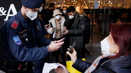 В Австрии назначены суровые наказания для тех, кто сопротивляется обязательной вакцинации - отчеты - RT World News