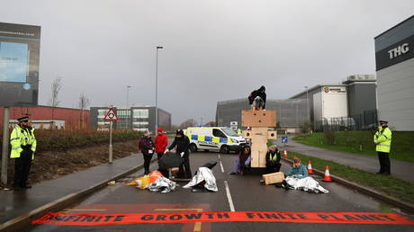 В Черную пятницу активисты нанесли удар по крупнейшему интернет-магазину мира - RT World News