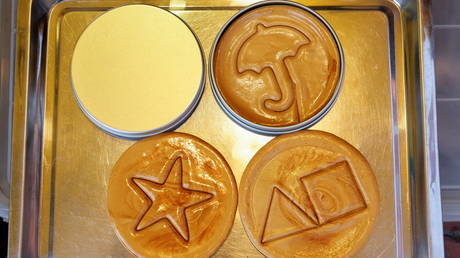 В испытании "Кальмарная игра" трое детей страдают ужасными ожогами от сахара - RT World News