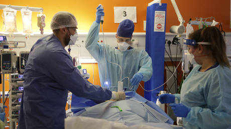 ВОЗ классифицирует B.1.1.529 как Omicron, вызывающий озабоченность вариант Covid - RT World News