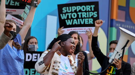 ВТО обвиняют в `` вакцине апартеида '' - RT World News