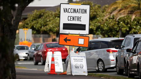 26-летний парень умер после одной дозы вакцины Pfizer Covid - RT World News