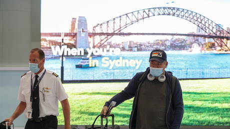 Австралийцы призвали не паниковать и не реагировать слишком остро по поводу Omicron - RT World News