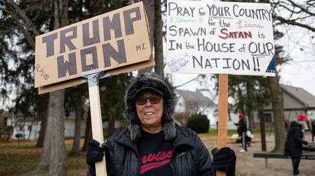 Большинство республиканцев по-прежнему считают победу Байдена незаконной