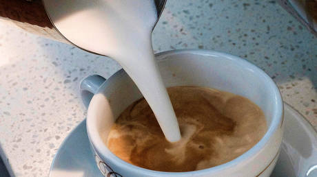 Бумага о расизме в кофейной чашке - похвалы - RT World News