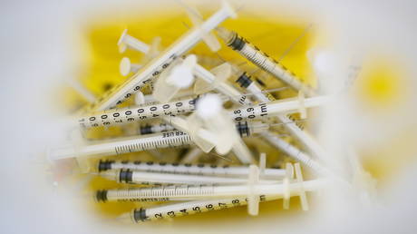 Человека расследуют на предмет наличия 10 уколов Covid-19 за один день - RT World News