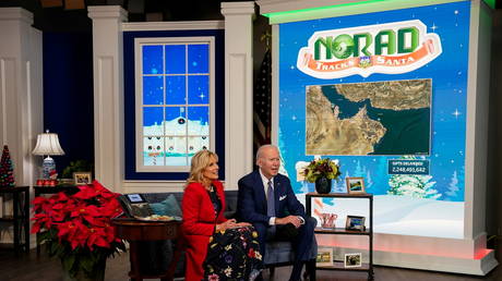 Человеку, чей звонок заставил Байдена согласиться с "Поехали, Брэндон", угрожают - RT World News