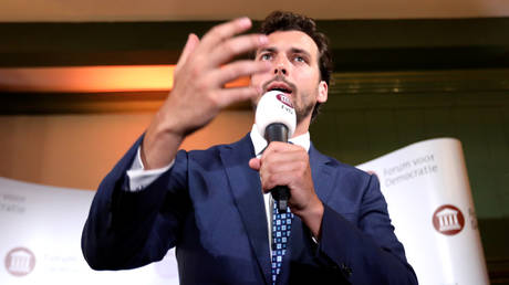 Депутат удаляет твиты, приравнивающие ограничения Covid к холокосту - RT World News