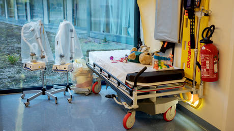 Детям-инвалидам предложили запретить реанимацию в условиях пандемии - RT World News