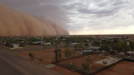 Дикая пыльная буря с ветром более 100 км / ч (ВИДЕО С ДРОНА) - RT World News