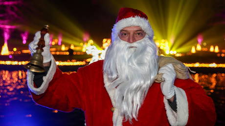 Епископа отчитали за то, что он сказал детям, что Санты не существует - RT World News