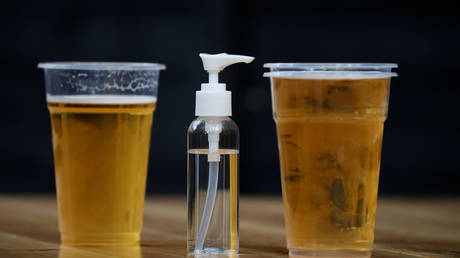 Европейская страна запрещает выпивку против Omicron - RT World News