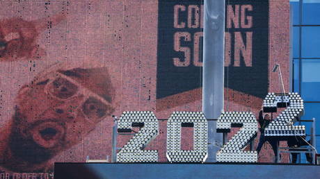 Фаучи строго предупреждает о новогодних вечеринках - RT World News