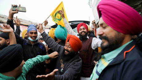 Фермеры завершили годичную акцию протеста - RT World News