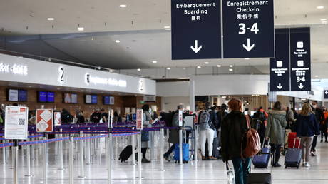 Франция запрещает туристам из Великобритании - RT World News