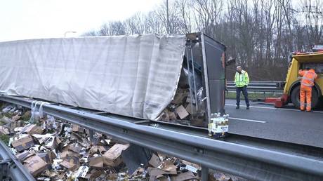 Грузовик с пивом перевернулся на оживленной трассе (ВИДЕО) - RT World News