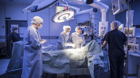 Хирурга оштрафовали за ампутацию неправильной конечности - RT World News