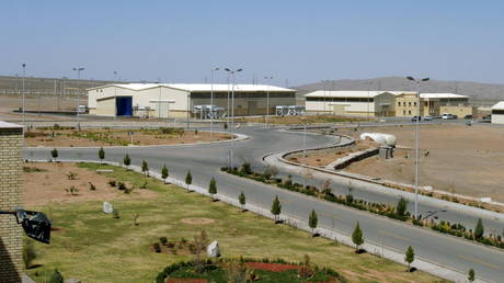 Иран объяснил взрыв, произошедший возле крупного ядерного объекта - RT World News