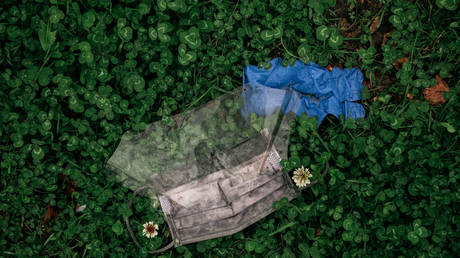 Из-за COVID-19 количество мусора под маской для лица подорожало на 9000% - исследование - RT World News