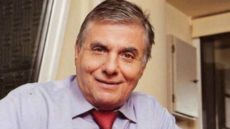 Известный греческий антивакс-журналист и политик умер от Covid - RT World News