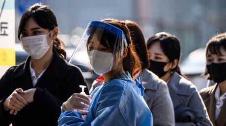 Южная Корея отменяет план `` жить с Covid '' - RT World News