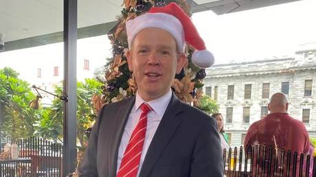 Мама министра вышла перед СМИ, чтобы извиниться за него - RT World News