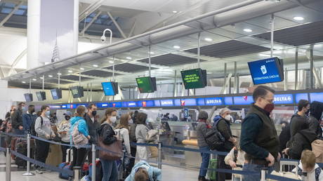 Массовые отмены рейсов продолжаются по мере распространения Omicron - RT World News