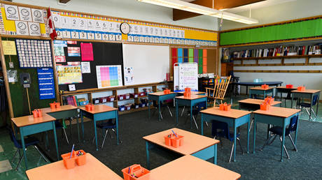 Математический тест для учителей признан расистом - RT World News