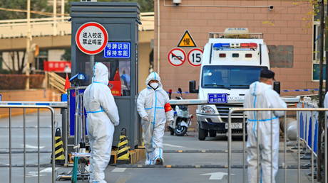 Миллионы людей отправлены в карантин из-за коронавируса в Китае - RT World News