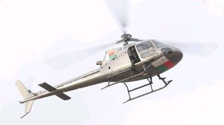 Министр плывет 12 часов после того, как вертолет упал в океан - RT World News