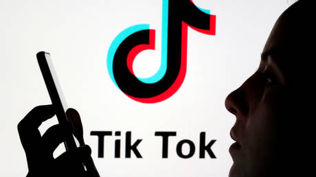 Модератор контента TikTok подал в суд за нанесение ущерба психическому здоровью - RT World News