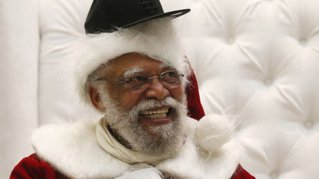 Молодые британцы хотят, чтобы Санта-Клаус был геем, чернокожим или женским - опрос - RT World News