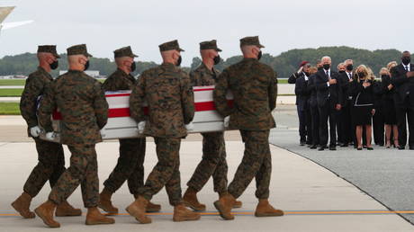 Морской пехотинец, взорвавший вывод Байдена из Афганистана, уволен - RT World News