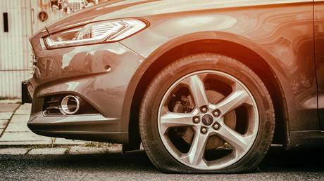 Мужчина прокалывает шины ножницами для ногтей - RT World News