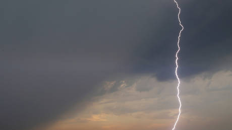 На видео видно, как в человека попала молния - RT World News