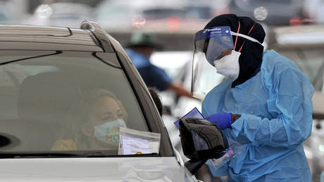 Незакрепленный турист получает заказы на ночлег во время праздников - RT World News