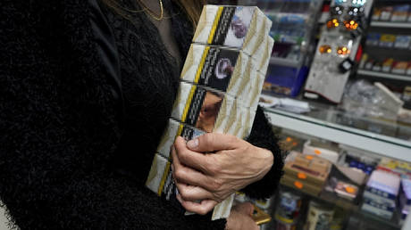 Объявлен запрет на сигареты Milestone для взрослых - RT World News