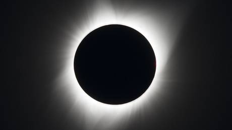 Очень редкое полное солнечное затмение погрузило Антарктиду во тьму (ВИДЕО) - RT World News