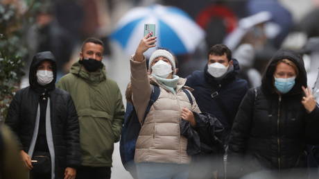 Париж вводит новые ограничения в связи с ростом продаж Omicron - RT World News