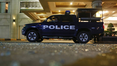 Пятеро погибли после того, как офицеры протаранили внедорожник в толпу (ВИДЕО) - RT World News