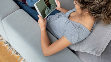 Поддельный гинеколог обманом заставил женщину пройти вагинальное обследование онлайн - RT World News