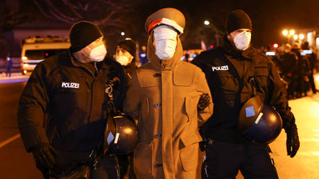 Полиция раскрыла заговор убийства из арбалета против ваксера - RT World News