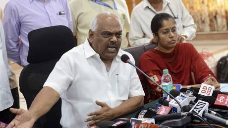 Политик извинился за шутку об изнасиловании 'ложись и наслаждайся' - RT World News