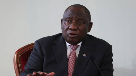 Президент был замечен в танце без маски за несколько дней до положительного результата теста на коронавирус - RT World News